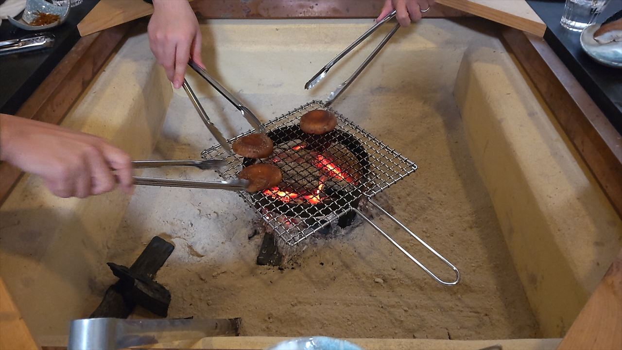 いつつの森』～おいしい料理、囲炉裏と薪ストーブでくつろぐ空間